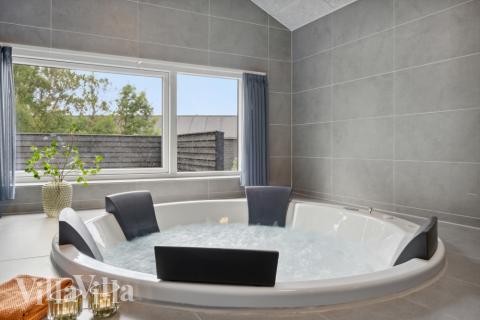 Genießen Sie den warmen Whirlpool im Luxusferienhaus Nr. 577 in Nordjütland