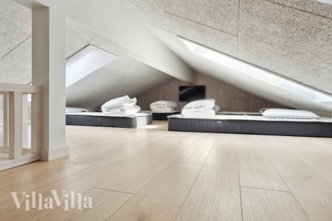 Einige der 18 Schlafgelegenheiten befinden sich im Luxusferienhaus Nr. 577 auf dem ausgebauten Dachboden