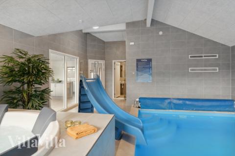 Das Ferienhaus 577 hat einen schicken Poolbereich mit Wasserrutsche, einem geräumigen, eingelassenen Whirlpool und einer Sauna.