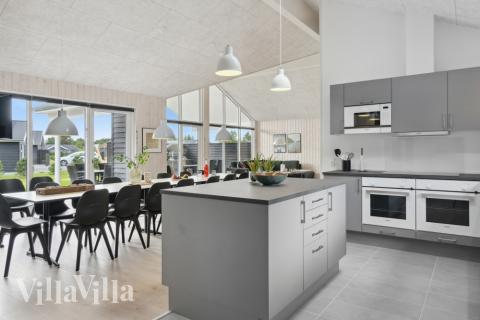 Gut ausgestattete Küche im Luxusferienhaus Nr. 577 in Nordjütland.