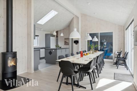 Der große, lichtdurchflutete Aufenthaltsraum im Luxusferienhaus Nr. 577 für 18.