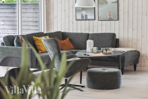 Die Couch im Luxusferienhaus Nr. 577 in Nordjütland lädt zu Gesellschaftsspielen oder zu Kinoabenden ein.