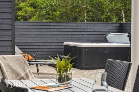 Entspannt euch im Whirlpool des Luxusferienhauses Nr. 577 in Nordjütland.