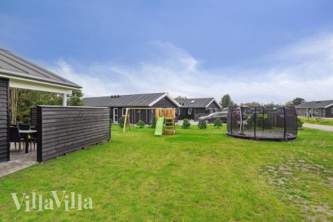 Zu dem attraktiven Ferienhaus Nr. 577 in Nordjütland gehört auch ein tolles Angebot im Außenbereich, z. B. Spieleturm und Schaukeln