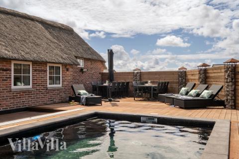 Zu dem attraktiven Ferienhaus Nr. 580 in Westjütland gehört auch ein tolles Angebot im Außenbereich, z. B. Spieleturm und Schaukeln