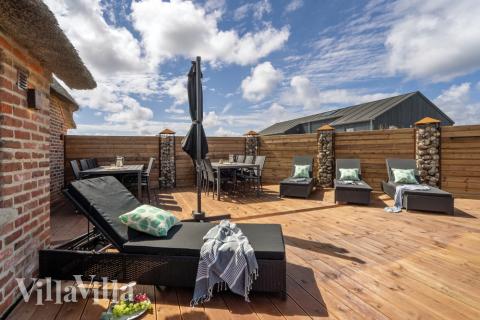 Auf der Terrasse des Ferienhauses Nr. 580 ist Platz für 16 Personen.