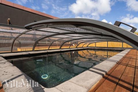 Das Ferienhaus 580 hat einen schicken Poolbereich mit Wasserrutsche, einem geräumigen, eingelassenen Whirlpool und einer Sauna.