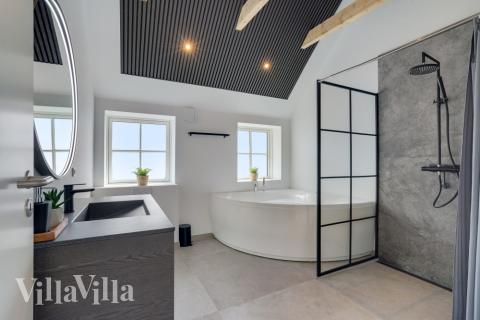 Im Luxusferienhaus Nr. 580 für 16 Personen gibt es Bad mit Dusche.