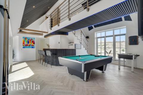 Das Luxusferienhaus 580 für 16 Personen hat einen großen Aktivitätsraum mit u. a. Billard und Darts