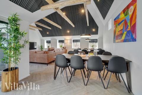 Die Couch im Luxusferienhaus Nr. 580 in Westjütland lädt zu Gesellschaftsspielen oder zu Kinoabenden ein.