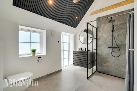 Eines der Badezimmer im Luxusferienhaus Nr. 580