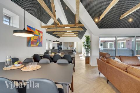 Der große, lichtdurchflutete Aufenthaltsraum im Luxusferienhaus Nr. 580 für 16.