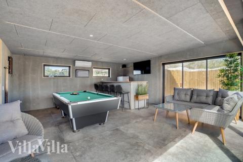 Neben den vielen schönen Stunden, die man im Poolbereich des Hauses verbringen kann, bietet das Luxusferienhaus 580 auch Spielevergnügen bei Billard/Tischtennis und Darts