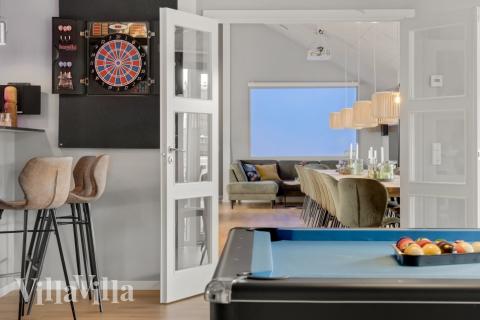 Neben den vielen schönen Stunden, die man im Poolbereich des Hauses verbringen kann, bietet das Luxusferienhaus 554 auch Spielevergnügen bei Billard/Tischtennis und Darts