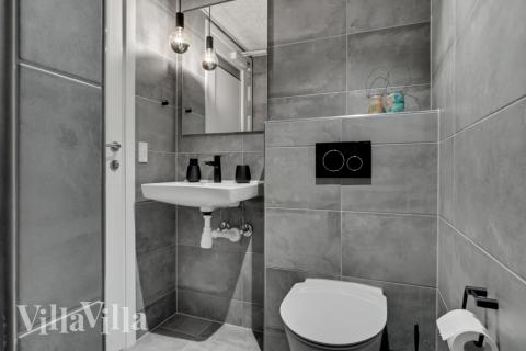 Eines der Badezimmer im Luxusferienhaus Nr. 554