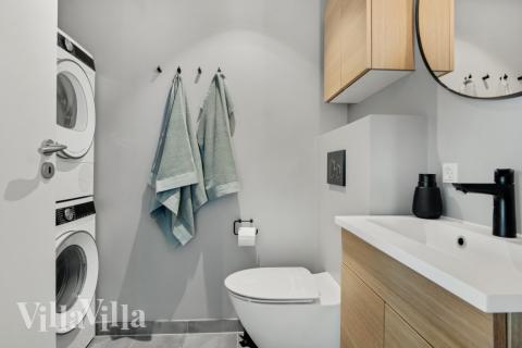 Im Luxusferienhaus Nr. 554 für 26 Personen gibt es ein Bad mit Dusche.