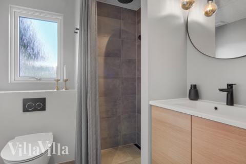 Im Luxusferienhaus Nr. 554 für 26 Personen gibt es Bad mit Dusche.