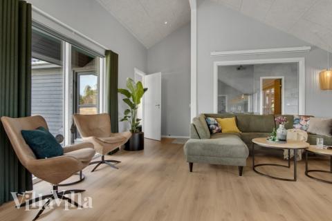 Die Couch im Luxusferienhaus Nr. 554 in Westjütland lädt zu Gesellschaftsspielen oder zu Kinoabenden ein.