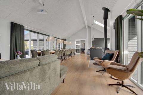 Der große, lichtdurchflutete Aufenthaltsraum im Luxusferienhaus Nr. 554 für 26.