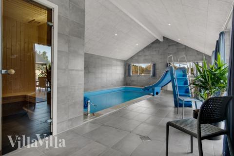 Das Ferienhaus 554 hat einen schicken Poolbereich mit Wasserrutsche, einem geräumigen, eingelassenen Whirlpool und einer Sauna.