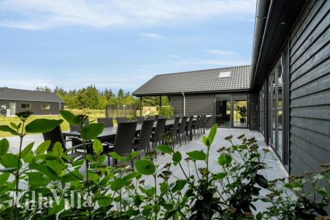 Genießen Sie einen Grillabend auf der Terrasse des Luxusferienhauses Nr. 554 in Westjütland