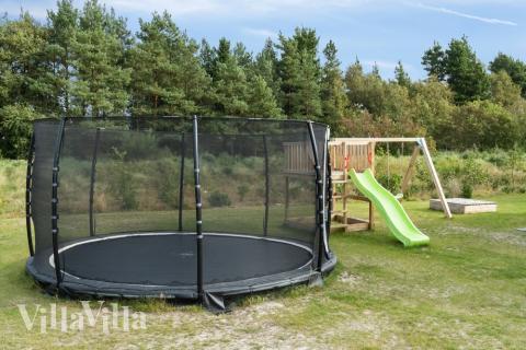 Zu dem attraktiven Ferienhaus Nr. 554 in Westjütland gehört auch ein tolles Angebot im Außenbereich, z. B. Spieleturm und Schaukeln