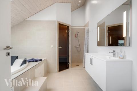 Eines der Badezimmer im Luxusferienhaus Nr. 578