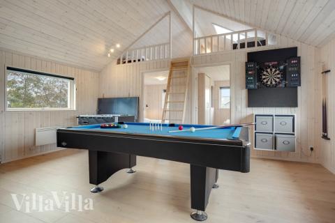 Das Luxusferienhaus 578 für 12 Personen hat einen großen Aktivitätsraum mit u. a. Billard und Darts