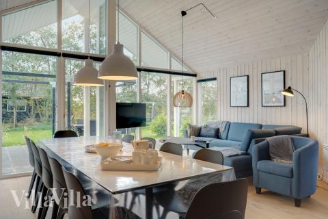 Der große, lichtdurchflutete Aufenthaltsraum im Luxusferienhaus Nr. 578 für 12.