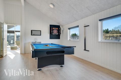 Das Luxusferienhaus 560 für 16 Personen hat einen großen Aktivitätsraum mit u. a. Billard und Darts