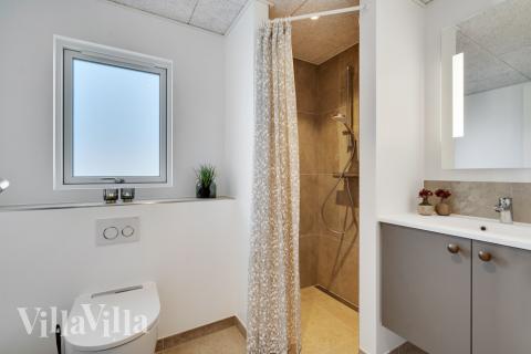 Eines der Badezimmer im Luxusferienhaus Nr. 560