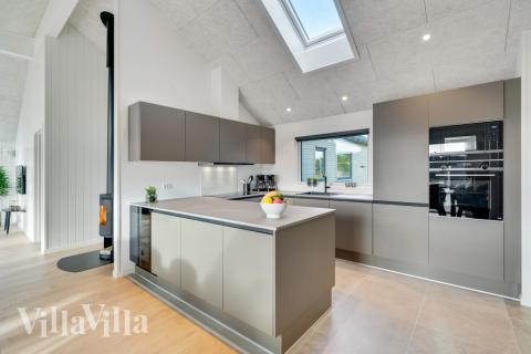 Die Küche in dem Luxusferienhaus Nr. 560 ist so gut ausgestattet, dass man problemlos Mahlzeiten für 16 Personen zubereiten kann.