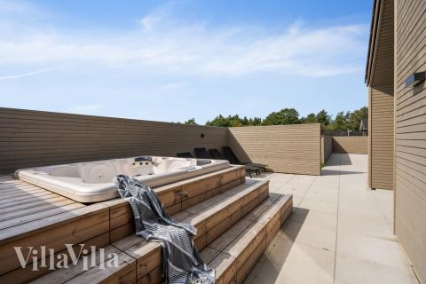 Genießen Sie den warmen Whirlpool im Luxusferienhaus Nr. 560 in Westjütland