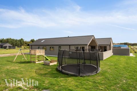 Zu dem attraktiven Ferienhaus Nr. 560 in Westjütland gehört auch ein tolles Angebot im Außenbereich, z. B. Spieleturm und Schaukeln