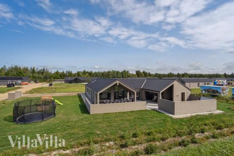 Dieses schöne Poolhaus Nr. 560 mit Platz für 16 Personen liegt in Westjütland