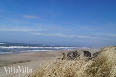 Der Strand in der Nähe von Luxusferienhaus Nr. 557 in Westjütland lädt zum Spazierengehen ein.