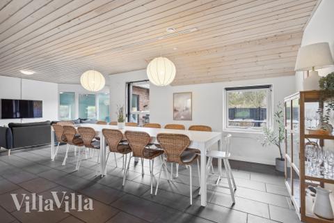 Der große, lichtdurchflutete Aufenthaltsraum im Luxusferienhaus Nr. 557 für 14.