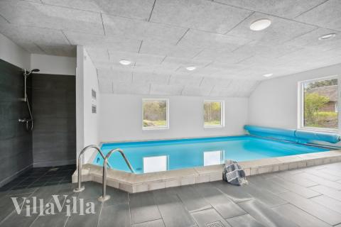 Das Ferienhaus 557 hat einen schicken Poolbereich mit Wasserrutsche, einem geräumigen, eingelassenen Whirlpool und einer Sauna.