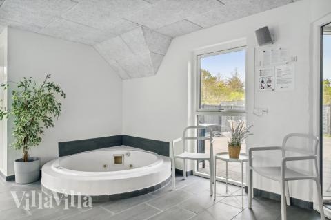 Genießen Sie den warmen Whirlpool im Luxusferienhaus Nr. 557 in Westjütland