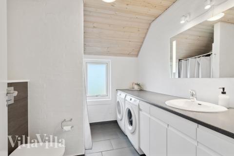 Eines der Badezimmer im Luxusferienhaus Nr. 557