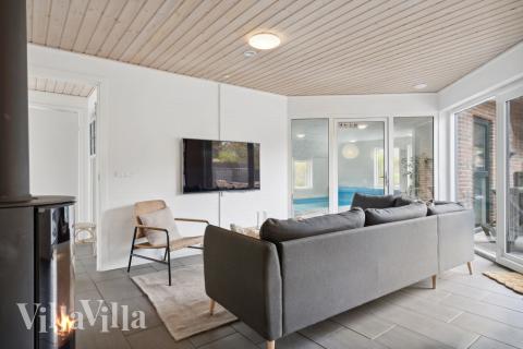 Der Aufenthaltsraum bietet Platz für 14 Personen, wenn ihr das Ferienhaus 557 in Westjütland besucht.