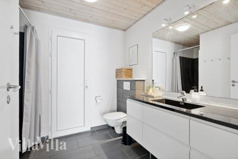 Im Luxusferienhaus Nr. 557 für 14 Personen gibt es Bad mit Dusche.