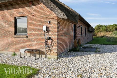 Dieses schicke Poolhaus Nr. 557 liegt in Westjütland und bietet Platz für 14 Personen.