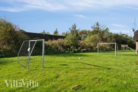 Zu dem attraktiven Ferienhaus Nr. 557 in Westjütland gehört auch ein tolles Angebot im Außenbereich, z. B. Spieleturm und Schaukeln