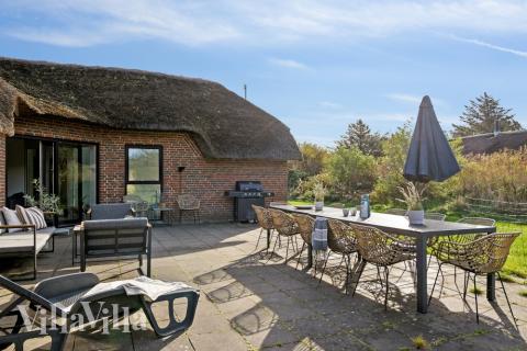 Genießen Sie einen Grillabend auf der Terrasse des Luxusferienhauses Nr. 557 in Westjütland