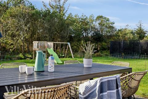 Auf der Terrasse des Ferienhauses Nr. 557 ist Platz für 14 Personen.