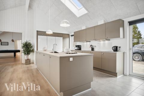 Die Küche in dem Luxusferienhaus Nr. 579 ist so gut ausgestattet, dass man problemlos Mahlzeiten für 26 Personen zubereiten kann.