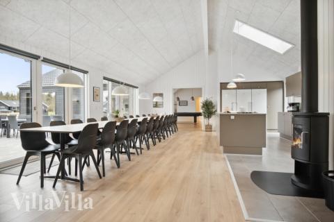 Der große, lichtdurchflutete Aufenthaltsraum im Luxusferienhaus Nr. 579 für 26.