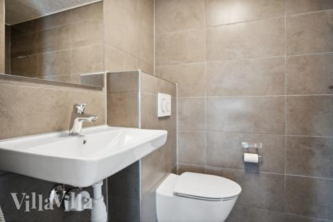 Eines der Badezimmer im Luxusferienhaus Nr. 579