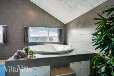 Genießen Sie den warmen Whirlpool im Luxusferienhaus Nr. 579 in Westjütland